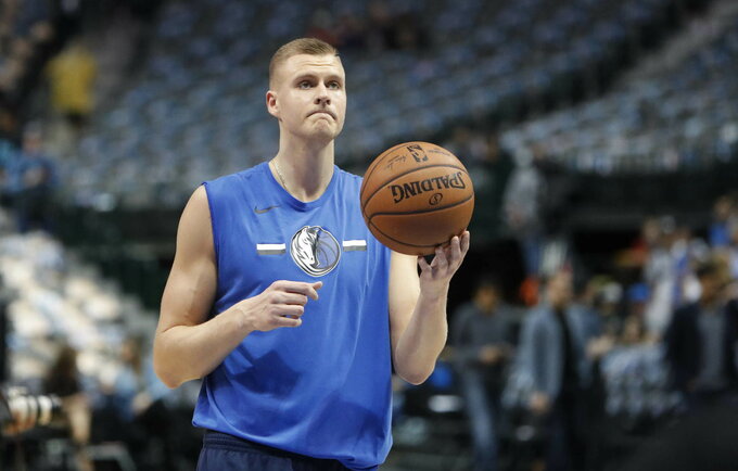 K.Porzingis pluša treniruoklių salėje (Scanpix nuotr.)