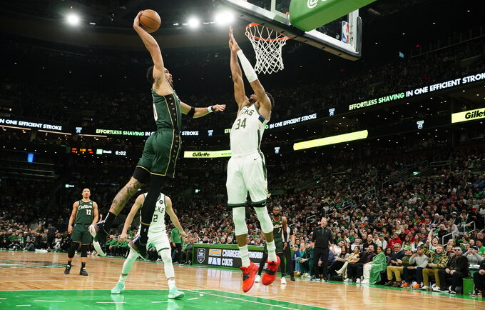J.Tatumas įkrovė per G.Antetokounmpo (Scanpix nuotr.)