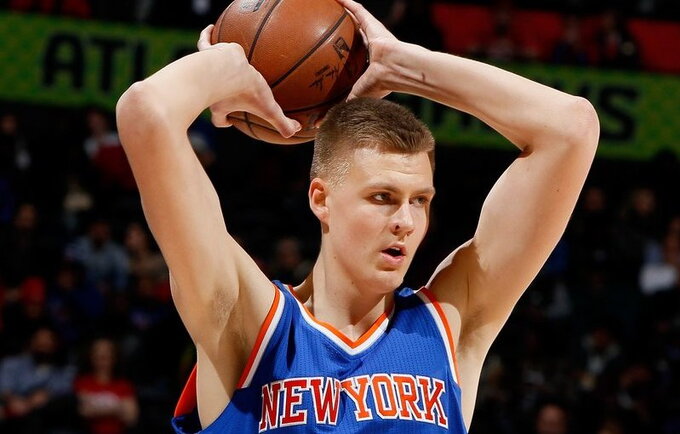 K.Porzingis prieš atvykdamas į NBA jau mokėsi bendrauti su JAV žiniasklaida (Scanpix nuotr.)