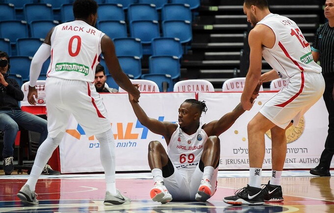 „Hapoel“ į „Maccabi“ žiūri itin priešiškai (FIBA Europe nuotr.)