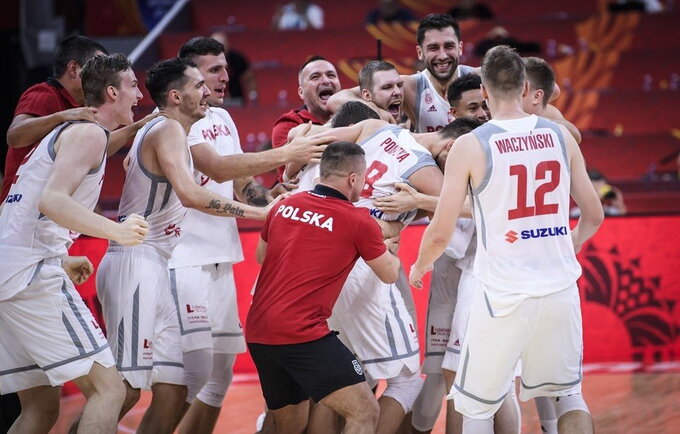 Lenkai švenčia (FIBA nuotr.)