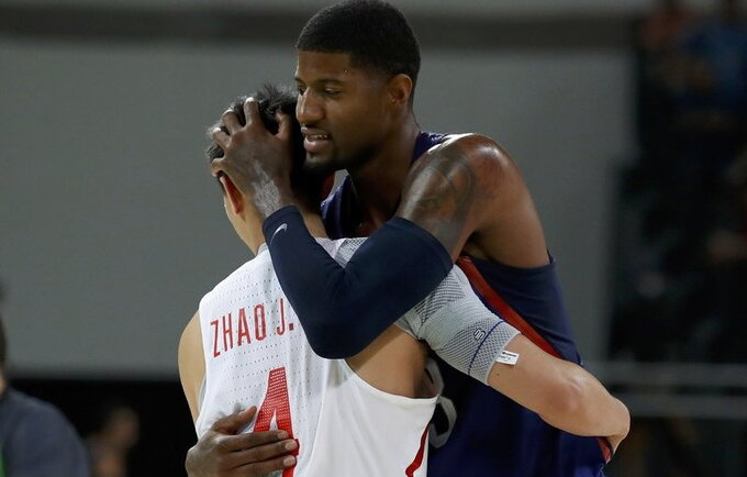 Zh.Jiwei'us „sulaužė čiurnas“ NBA žvaigždei (Scanpix nuotr.)