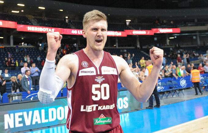 Ž.Skučas triumfavo kartu su komandos draugais (Rokas Lukoševičius, Fotodiena.lt)