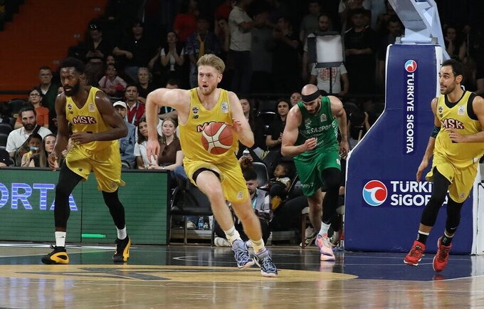 B.Manekas solidžiai rungtyniauja Turkijoje