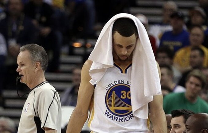 S.Curry dar kartą paliko areną nuleista galva (Scanpix nuotr.)