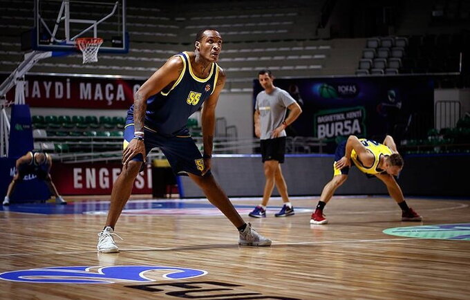 R.Upshaw turėjo skolintis sportbačius