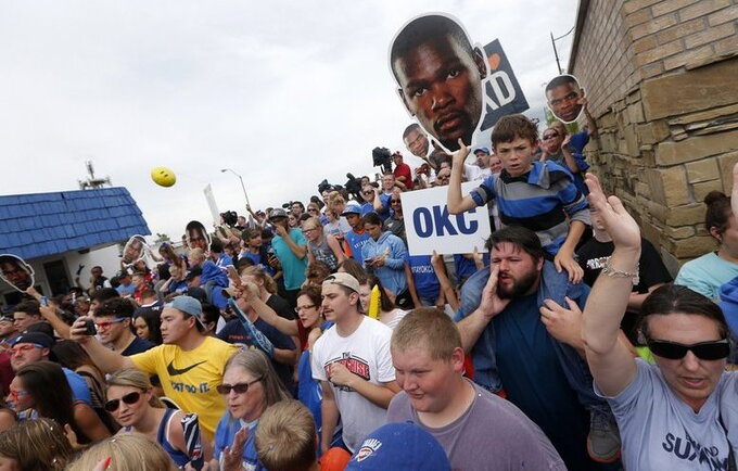 Oklahomos klubo sirgaliai susirinko labai gausiai (Scanpix nuotr.)