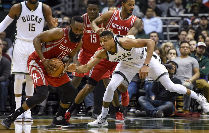 Rezultatyvią J.Hardeno ir G.Antetokounmpo dvikovą laimėjo pastarasis (Scanpix nuotr.)