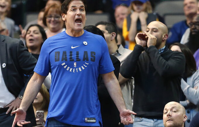 M.Cubanas ir vėl papildė NBA biudžetą (Scanpix nuotr.)