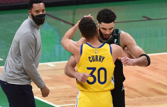S.Curry ir J.Tatumas surengė puikų pasirodymą (Scanpix nuotr.)