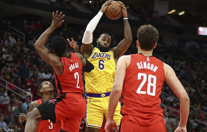 L.Jamesas vėl tempė „Lakers“ (Scanpix nuotr.)