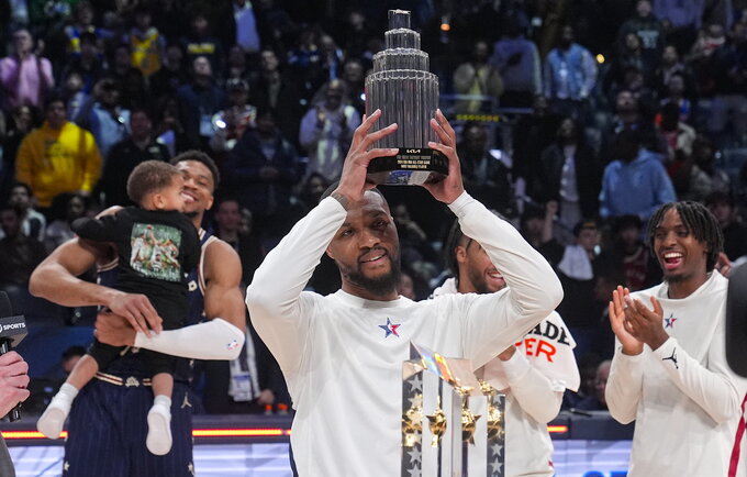 G.Antetokounmpo po rungtynių kėlė vaiką, jo bendraklubis – MVP statulėlę (Scanpix nuotr.)
