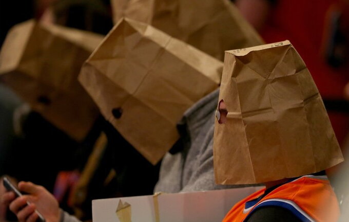 „Knicks“ sirgaliai taip išreiškė nepasitenkinimą ekipos žaidimu (Scanpix nuotr.)