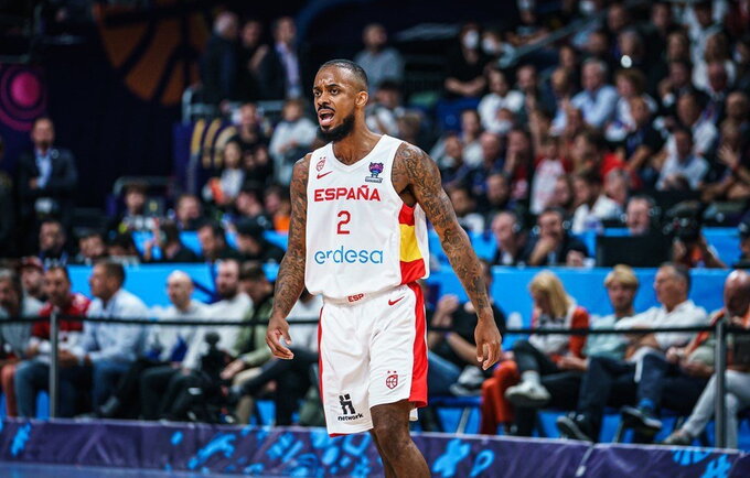 L.Brownas švęs titulą (FIBA nuotr.)