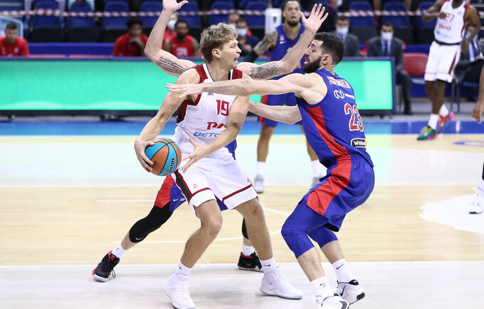 M.Kuzminskas ir M.Kalnietis kovos prieš Panevėžio ekipą