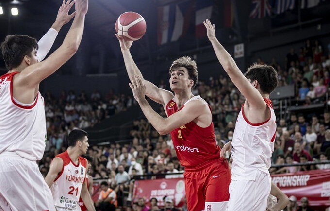 R.Villaras vedė ispanus į pergalę (FIBA nuotr.)
