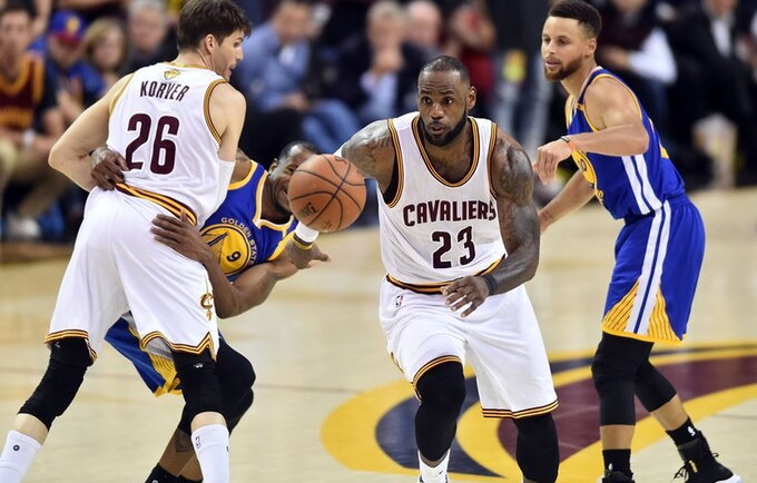 L.Jamesas balsavime paliko S.Curry toli už nugaros (Scanpix nuotr.)