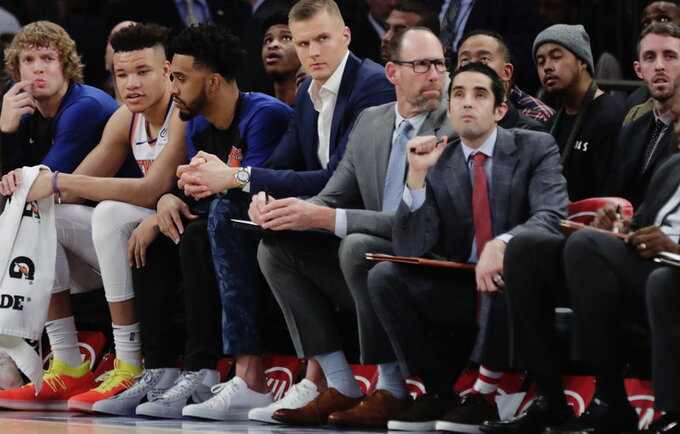 K.Porzingis vis dar gydosi traumą (Scanpix nuotr.)