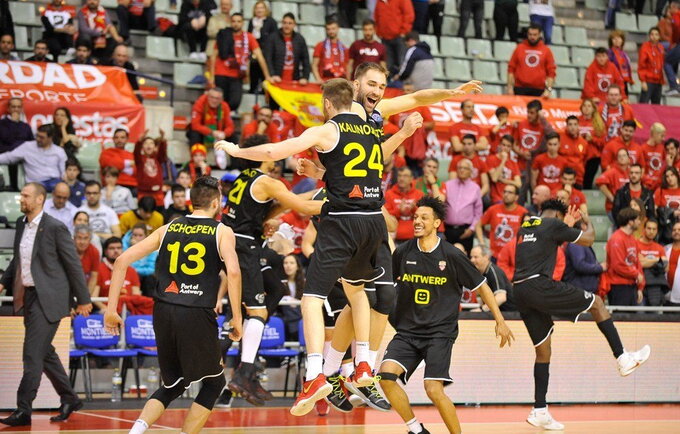 Belgijos klubas švenčia pateiktą staigmeną (FIBA Europe nuotr.)