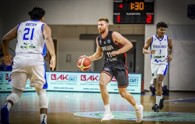 W.Raymanas sukirto rankomis su Tel Avivo ekipa (FIBA nuotr.)
