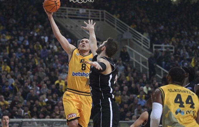 J.Mačiulis nepabijojo atakuoti per M.Kupšą (FIBA Europe nuotr.)