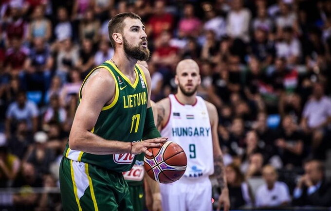 J.Valančiūnas buvo sujaudintas sirgalių skanduočių (FIBA nuotr.)