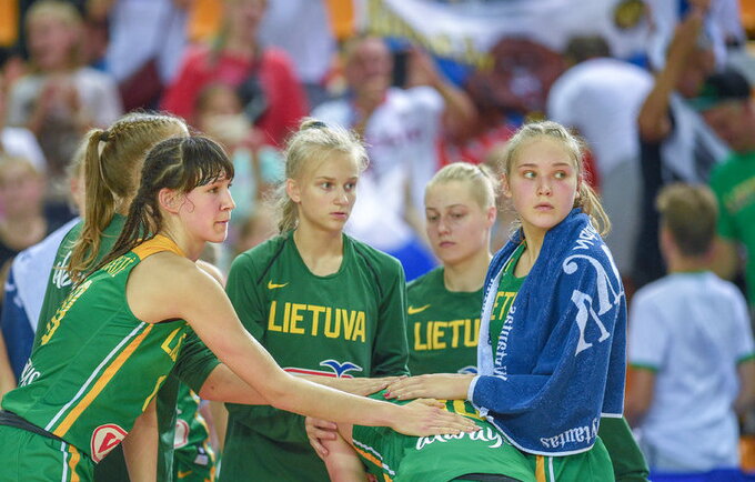 Šešiolikmetės patyrė nesėkmę (Fotodiena.lt)