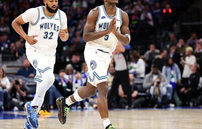 Šis duetas vedė į pergalę „Timberwolves“ (Scanpix nuotr.)