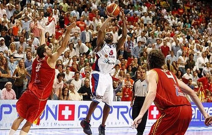 Šis J.R.Holdeno metimas lėmė rusams aukso medalius (FIBA Europe nuotr.)