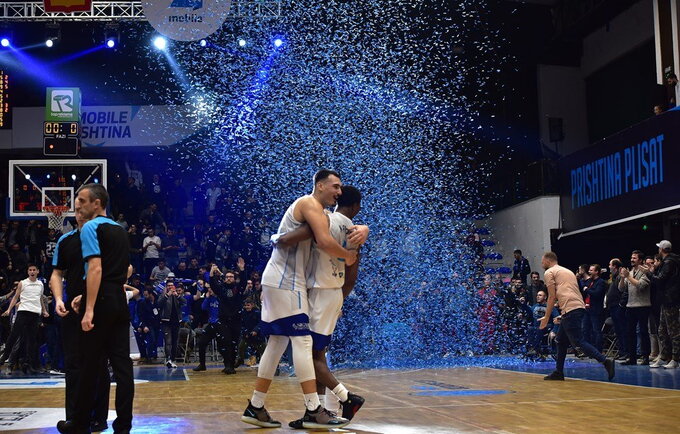 D.Krestininas džiaugėsi su komandos draugais (FIBA Europe nuotr.)