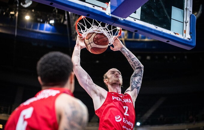 Lenkai sunkiai laimėjo (FIBA nuotr.)
